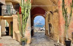 L1212 Apartment with terrace for sale in the historical centre of Bordighera. 17