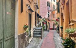L1212 Apartment with terrace for sale in the historical centre of Bordighera. 18
