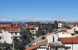  700sqm block of flats with 5 floors, sea and mountain views, 2000sqm of land in the center of town, one apartment finished, great B & B potential.  1