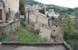 Stone, partially renovated town house with 15sqm terrace, garden and amazing views at the foot of a castle 1