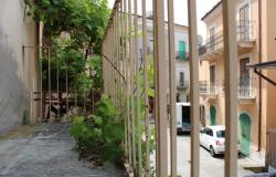 Located in the center of this typical Italian town with 2 beds, two cellars and a new roof 3