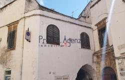 172611 - House in the historic centre in need of renovation 0