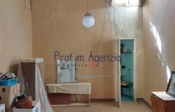 172611 - House in the historic centre in need of renovation 9
