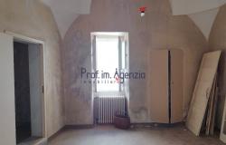 172611 - House in the historic centre in need of renovation 11