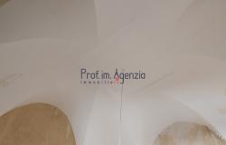 172611 - House in the historic centre in need of renovation 12