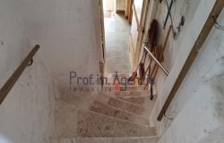 172611 - House in the historic centre in need of renovation 14
