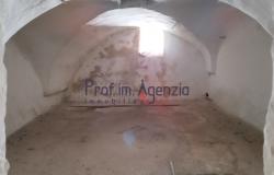 172611 - House in the historic centre in need of renovation 16