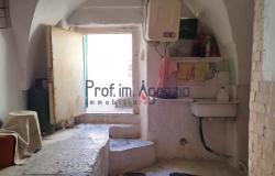 172611 - House in the historic centre in need of renovation 17