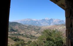 Detached, habitable country house with 200sqm of garden, superb mountain views, 2 bedrooms 2km to town  19