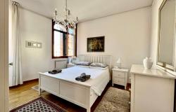 2)	Venice, San Polo district/Frari church, Stunning 3 bedroom apartment with charming canal view. Ref.188c 12