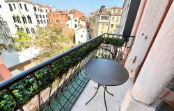 2)	Venice, San Polo district/Frari church, Stunning 3 bedroom apartment with charming canal view. Ref.188c 17