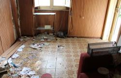 2 bed country house, 9000sqm of land, 200 meters to lively town and fabulous mountain views  9