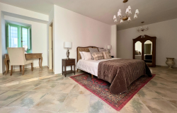 Luxury Newly Renovated 2 Bed Italian Palazzo Apartment  - Palazzo Maratea 8
