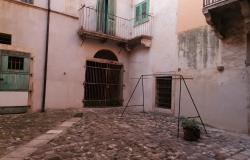 portone verde in cortile