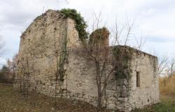 The property offers; ruin with	3 bedrooms of 130sqm which is detached 0 bathrooms 10 sqm of terrace 0 balconies 10000sqm of garden off-road parking. 11