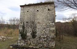 The property offers; ruin with	3 bedrooms of 130sqm which is detached 0 bathrooms 10 sqm of terrace 0 balconies 10000sqm of garden off-road parking. 6