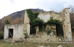 The property offers; ruin with	3 bedrooms of 130sqm which is detached 0 bathrooms 10 sqm of terrace 0 balconies 10000sqm of garden off-road parking. 0