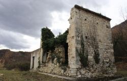 The property offers; ruin with	3 bedrooms of 130sqm which is detached 0 bathrooms 10 sqm of terrace 0 balconies 10000sqm of garden off-road parking. 2