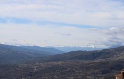 Stone town house of 100sqm in the old part of this mountain village with valley views 100sqm from main square.  1