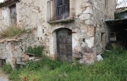 1800s, stone country house, 3beds, with ruin and 400sqm of land and 40sqm terrace, 200 meters to restaurant  3