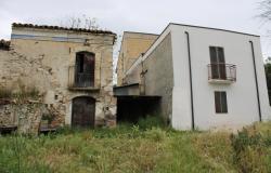 1800s, stone country house, 3beds, with ruin and 400sqm of land and 40sqm terrace, 200 meters to restaurant  9