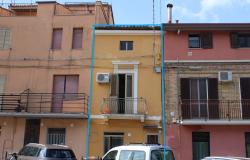 4 beds, 3 bathrooms, amazing views, terrace, patio, center of vibrant town, 15km to beach, can create 2 separate rental units 0