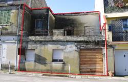 Panoramic town house of 120sqm with a terrace and balcony, 3 beds, garage, habitable in a busy town walking distance to all services  4
