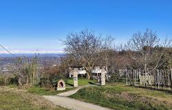A Country House with Garden and Panoramic Views onto the Mountains / CLV024