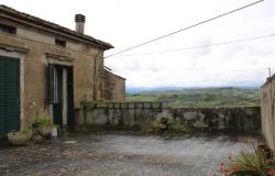 1900s habitable, detached villa, 30sqm terrace, 500 meters from the center of Lanciano City with 10 rooms, 4 bedrooms, 1500sqm of garden, 80sqm barn mountain views  1