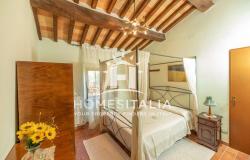 Authentic Tuscan farmhouse with pool, garden & panoramic views 16