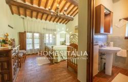 Authentic Tuscan farmhouse with pool, garden & panoramic views 17