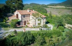 Authentic Tuscan farmhouse with pool, garden & panoramic views 2
