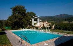 Authentic Tuscan farmhouse with pool, garden & panoramic views 4