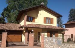 Detached house linked by garage 0
