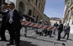 Man Takes Shots at Politicians in Rome Injuring Two Carabinieri