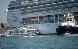Giant Cruise ship crashes in Venice lagoon