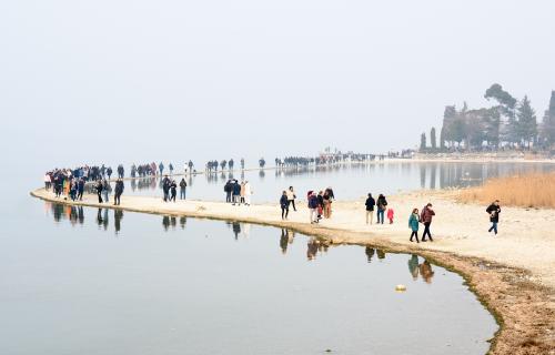 Crowds on a low Lake Garda in February 2023