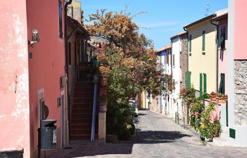 A quiet street on Capraia Island / Photo: Claudio Vidri via Shutterstock