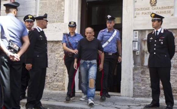 Vandal Arrested for Attacking two Roman Fountains