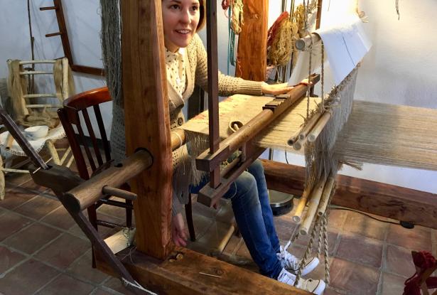 Sapori & Saperi Adventures – Arianna at her loom in Sardinia
