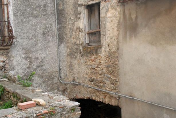 A Old Farm House to be restored in the Historical Center of Santa Domenica Talao 12