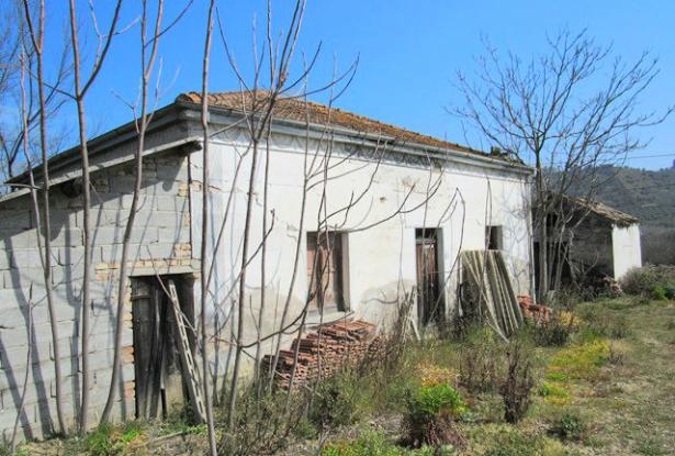 Farm house to restore in Abruzzo Italy