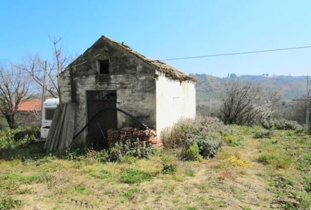 Farm house to restore in Abruzzo Italy