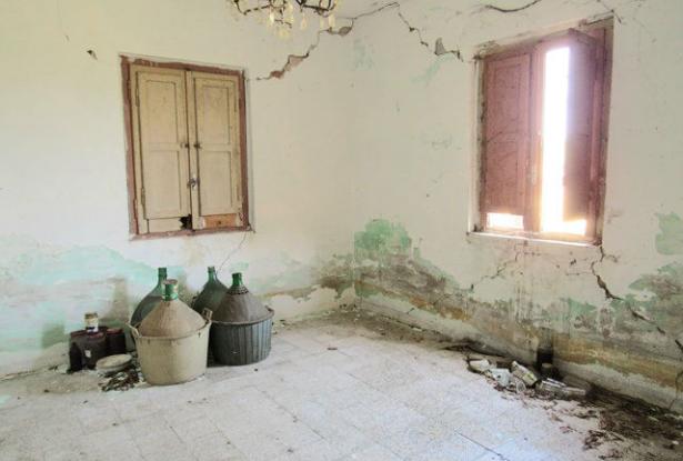 Farm house to restore in Abruzzo Italy