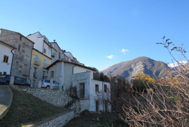 Stone town house with garden for sale in Abruzzo