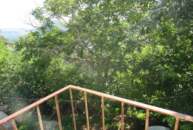 Located on 800 meters to Lake Casoli, famous for fishing, with amazing mountain and lake views, 200sqm, garden and a barn. 4