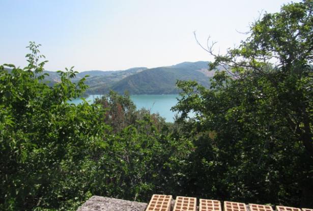 Located on 800 meters to Lake Casoli, famous for fishing, with amazing mountain and lake views, 200sqm, garden and a barn. 0