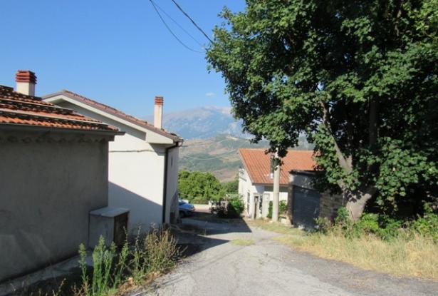 Panoramic spot to build a 100sqm villa with 3000sqm of olive grove, views of the mountains and a distant lake. 1