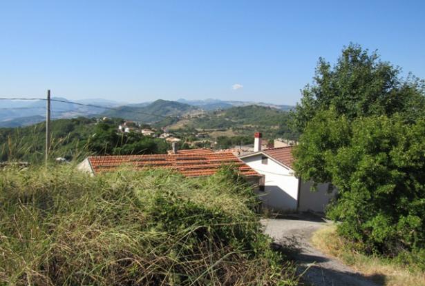 Panoramic spot to build a 100sqm villa with 3000sqm of olive grove, views of the mountains and a distant lake. 5