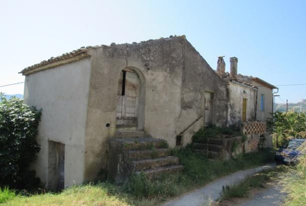 160sqm, detached, habitable, farmhouse of 100 years old with 2 out buildings and 1000sqm of land. 0